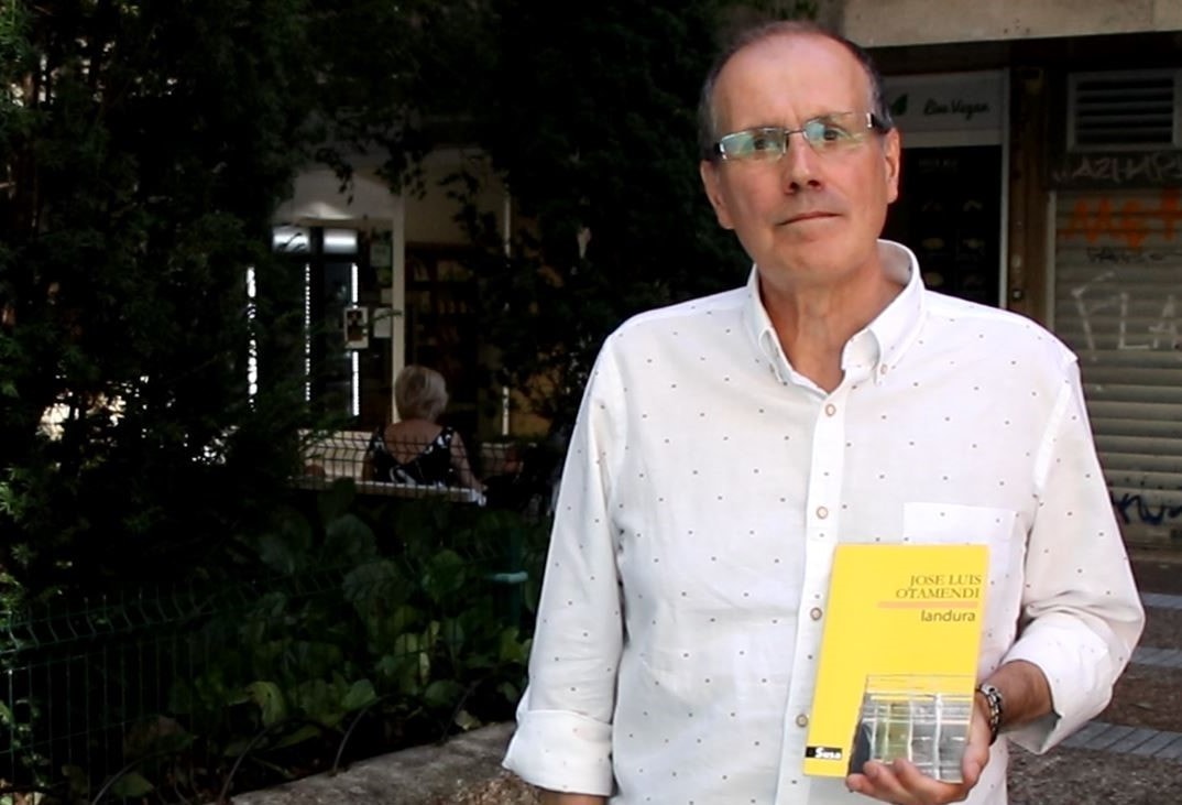 Jose Luis Otamendi idazlea bueltan da 'Landura' poema liburuarekin