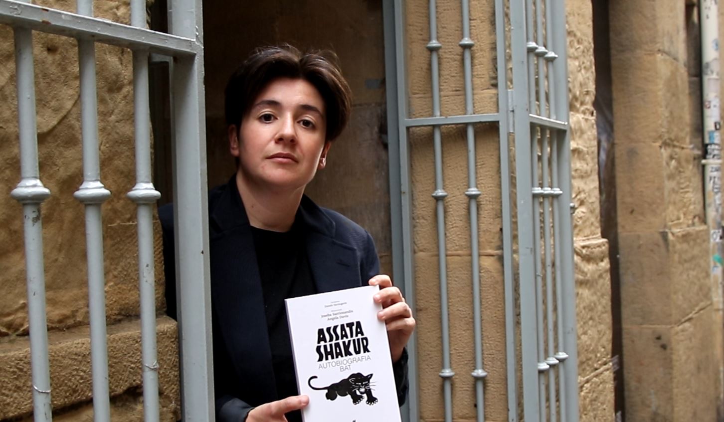 Danele Sarriugarte idazle eta itzultzaileak Assata Shakurren 'Autobiografia bat' liburua euskaratu du