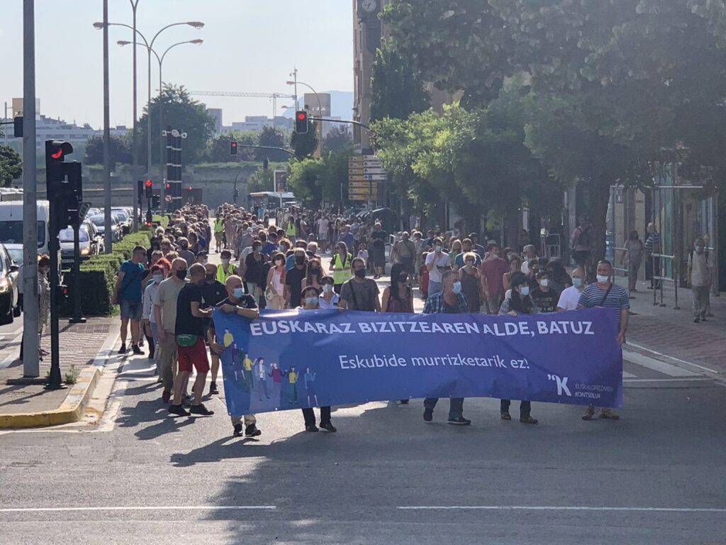 Hizkuntza-eskubideak bermatzeko gutxieneko batzuk adosteko beharra aldarrikatu dute, Iruñean