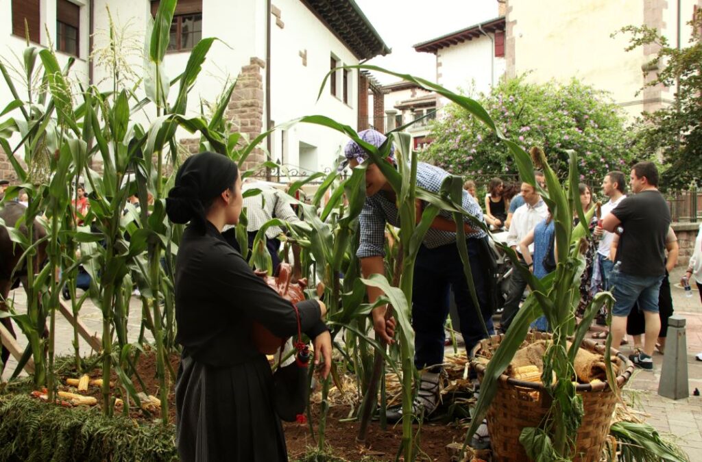 [Bideoa] Baztandarren Biltzarra Elizondora bueltatu zen atzo bere 60. urteurrena merezi zuen bezala ospatzeko