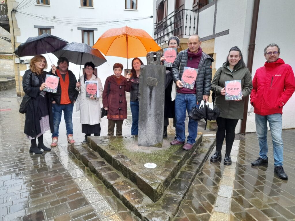 Udarregi bertsolariaren omenez Remigio Mendiburuk egindako Usurbilgo eskultura ardatz duen liburua kaleratu dute