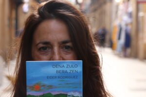 Eider Rodriguezek ‘Dena zulo bera zen’ bosgarren ipuin liburua plazaratu du Susa Argitaletxearen eskutik