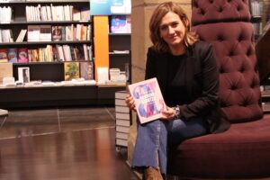 [Bideoa] ‘Harrizko bihotza’, Karmele Jaio idazlearen taupaden alfabetoa kalean da