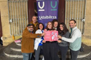 Geuretik Sortuak egitasmoarekin sortutako ‘Zazpikiak bat’ komiki bilduma kalean da