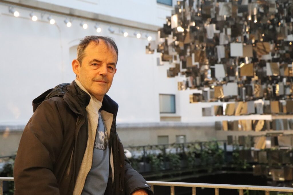 [Bideoa] Kritika soziala alde batera utzi eta irakurlea dibertitzea nahi izan du Jon Arretxek bere azken eleberriarekin