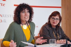 Euskaltzaindiak ‘Gabrielen ispiluetan barrena’ jardunaldiko hitzaldiak jasotzen dituen bilduma aurkeztu du