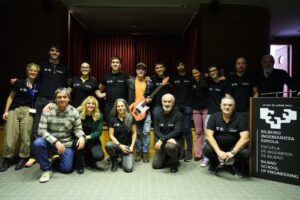 Gatibu taldeak EHUko ikasleek sortutako gitarrarekin itxiko du ‘Agur Esan Barik’ bira, larunbatean