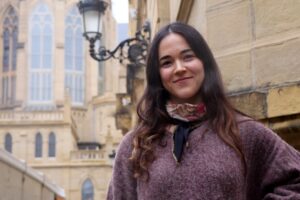 [Bideoa] Uxue del Rio ilustratzaile eta diseinatzailea: “Gaur egun egiten duzunaz bizi nahi baduzu, ezinbestekoa da munduari hor zaudela erakustea”