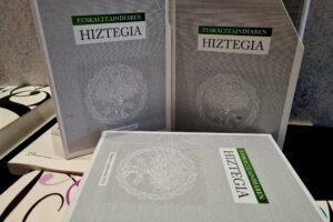 Euskaltzaindiak testuliburuetako edukiak landu ditu bere hiztegian, 2025ean