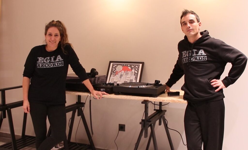 [Bideoa] Beñat Maneirok eta Haizea Fernandezek Donostiako Egia auzoan Egia Records disko denda ireki berri dute