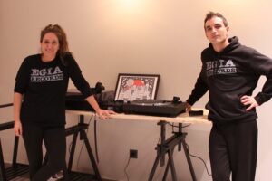 [Bideoa] Beñat Maneirok eta Haizea Fernandezek Donostiako Egia auzoan Egia Records disko denda ireki berri dute