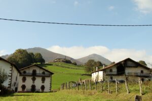 Memoria historikoa berreskuratzeko asmoz, Eñaut Elorrietaren kontzertua eta bi liburuen aurkezpena igandean, Amaiurren
