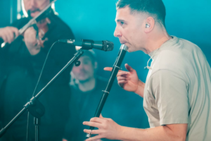 Iñaki Palaciosen ibilbide musikala eta txistua hizkuntza berrietara hurbiltzen dituen partitura liburua kalean