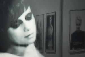 Hainbat diziplinatako hogei bat artistak emakumeek artean duten rolari buruzko hausnarketa