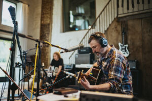 Eñaut Elorrietak nazioarteko musikariekin ondutako diskoa kaleratuko du udazkenean