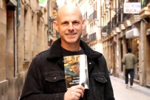 [Bideoa] Aitor Oñate idazleak erritmo biziko thriller batekin itzuli da literaturara