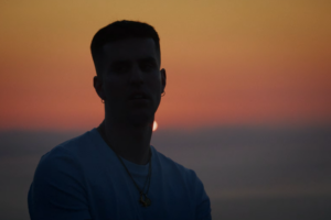 Bengo musikariak ‘Bizirik Gaudelako’ abestia eta bideoklipa argitaratu ditu