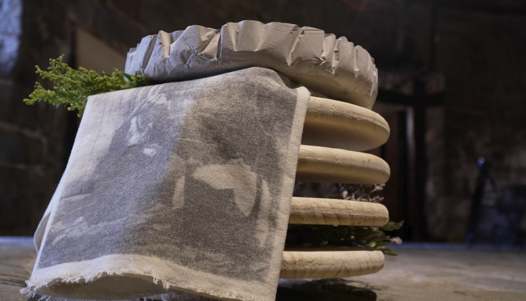 Emakume erronkariarren jantzi tradizionalei buruzko erakusketa paratu dute Iruñean