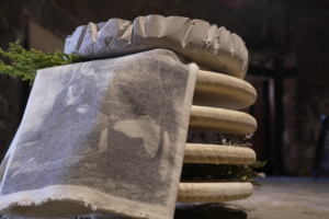 Emakume erronkariarren jantzi tradizionalei buruzko erakusketa paratu dute Iruñean