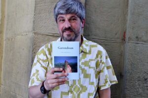 [Bideoa] Memoriaren eta fikzioaren arteko mugak arakatu ditu Gorka Bereziartuak ‘Garondoan’ nobelan