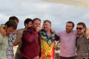 [Bideoa] Ganbara Ostatua: sei lagun, 11 kantu eta unibertso propio bat