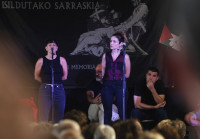 Bertso musikatuak izan ziren Plaza Berrian.