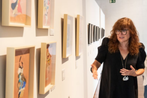 Isabel Coixetek collagearen bidez ordenatu du kaosa Donostiako erakusketa berrian