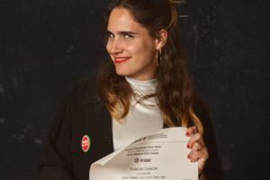 Elsa Oliarj-Ines zinemagilearen ‘Txakun txakür’ filmak irabazi du Euskal Zinemaren Irizar Saria