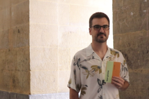 [Bideoa] Gizon izateko agindua auzitan jarri du Aritz Galarragak ‘Izan gizona’ saiakeran